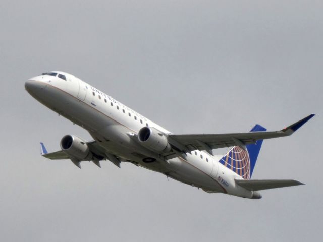 Embraer 170/175 (N165SY)