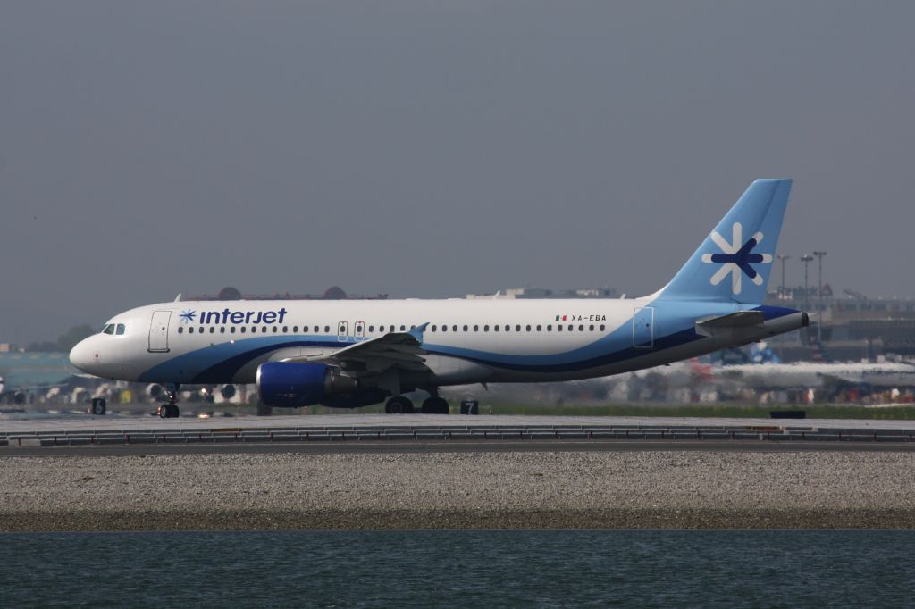 Airbus A320 (XA-EBA) - JFK weather diversion on 05/15/18.