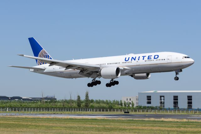 Boeing 777-200 (N796UA)