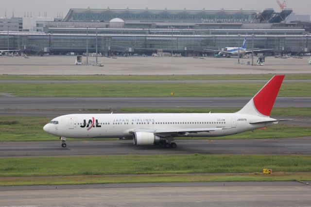 BOEING 767-300 (JA8976)