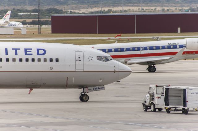 Boeing 737-900 (N37293) - The EGF behind it, ready for Chicago.