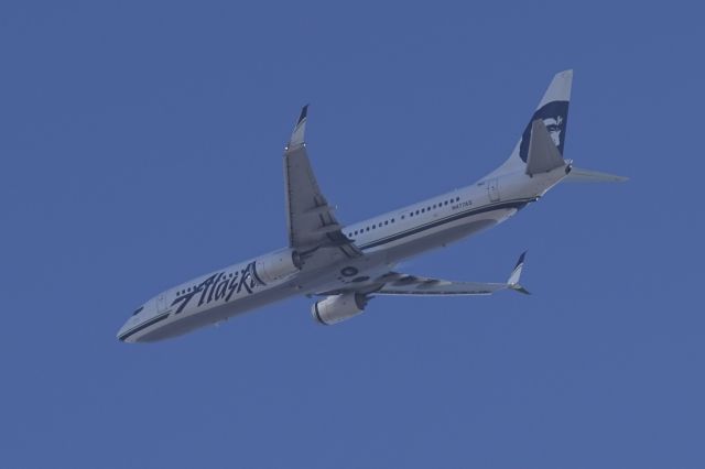 Boeing 737-900 (N477AS)