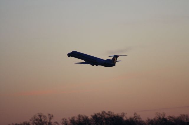 Embraer ERJ-145 (N932AE)