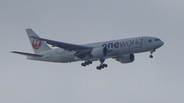 Boeing 777-200 (JA708J) - One of JALs "OneWorld" themed B777s approaches Honolulus RWY 26L after a flight from Tokyos Narita Airport.