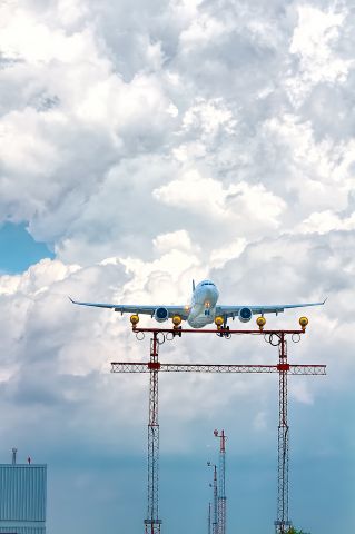 Airbus A330-300 —
