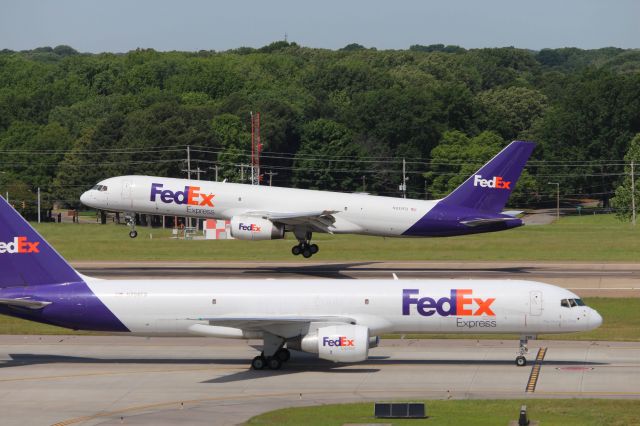 Boeing 757-200 (N935FD)