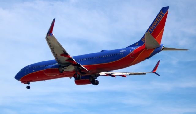 Boeing 737-700 (N8305E) - Arrival Landing 30L, SWA #3098 FROM KSNA  11-18-2015