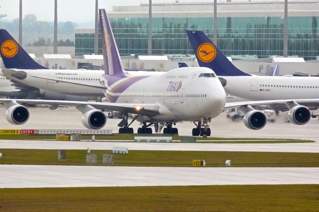 Boeing 747-400 (HS-TGY)