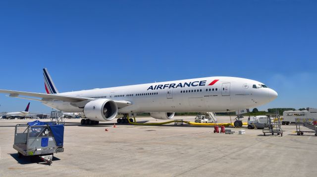 BOEING 777-300 (F-GSQB) - Air France Boeing 777-328(ER) F-GSQB in Paris Roissy 