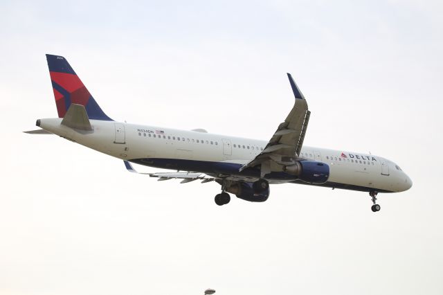 Airbus A321 (N334DN)