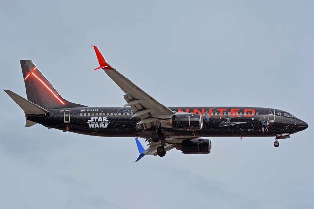 Boeing 737-800 (N36272) - United Boeing 737-824 N36272 Star Wars: The Rise of Skywalker arriving at Sky harbor from Denver on its first visit to Phoenix in its new livery on NOvember 19, 2019. It features images of spacecraft from the First Order on the right side and spacecraft of the Resistance on the left side. The winglets, titles, and light sabres on the tail are red on the right side an blue on the left side.