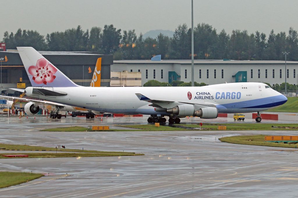 Boeing 747-400 (B-18717)