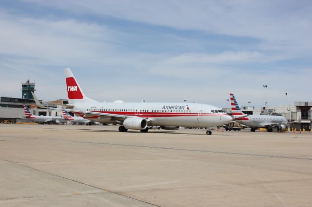 Boeing 737-800 (N915NN) - American should have kept one of their Super 80's in a TWA livery rather than a B738. Still a beautiful sight to see.