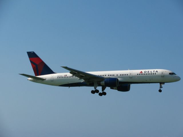 Boeing 757-200 (N674DL)