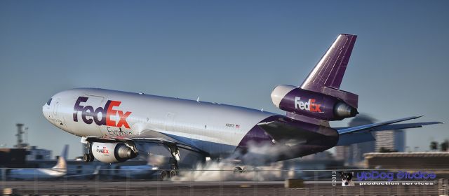 McDonnell Douglas DC-10 (N312FE) - Landing at Phoenix Sky Harbor