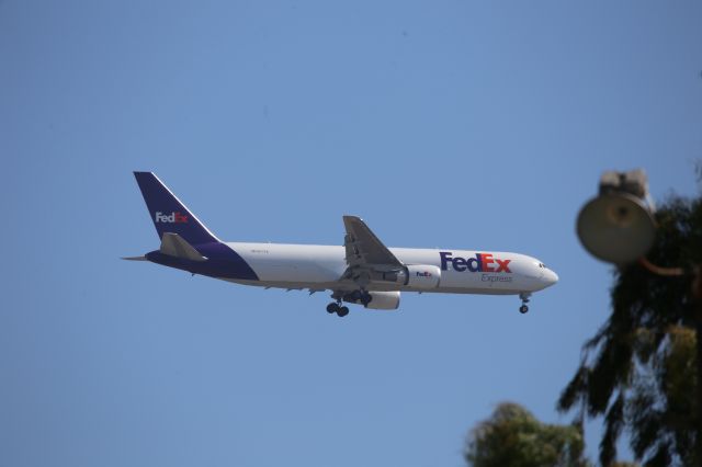 BOEING 767-300 (N177FE)