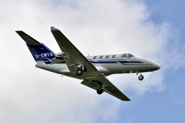 Cessna Citation M2 (G-CMTO) - Landing r/w 14 at LBA, inbound from BLL