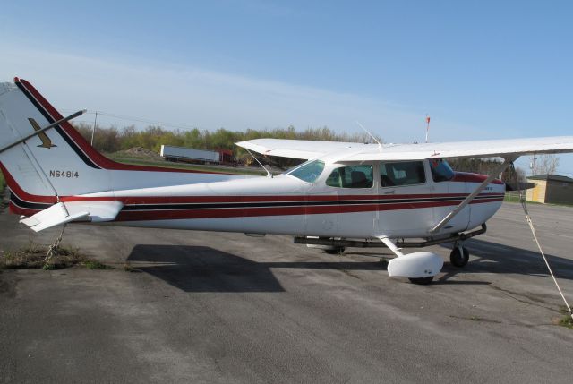 Cessna Skyhawk (N64814) - Note the silencer under the cowling.