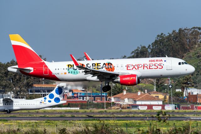 Airbus A320 (EC-LYE) - ec-lye