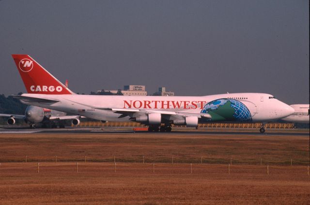 Boeing 747-200 (N646NW) - Departure at Narita Intl Airport Rwy16R on 2001/11/23