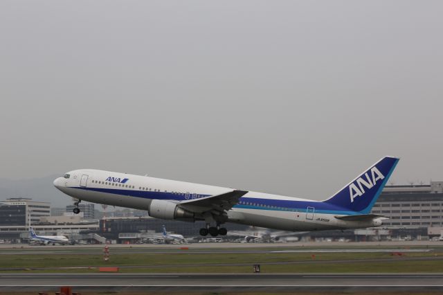 BOEING 767-300 (JA8568)