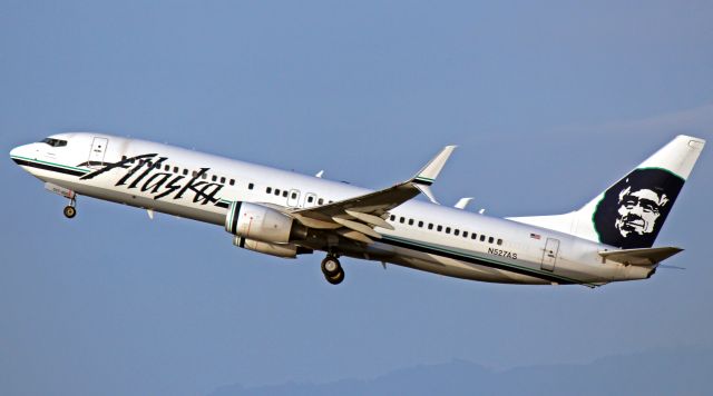 Boeing 737-800 (N527AS)