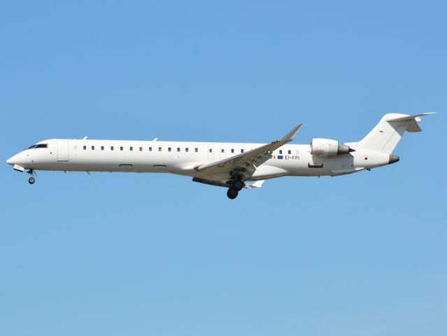 Canadair Regional Jet CRJ-900 (EI-FPI) - Kystvejen RWY22L