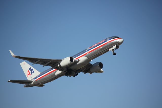 Boeing 757-200 (N621AM) - Departing 34R.