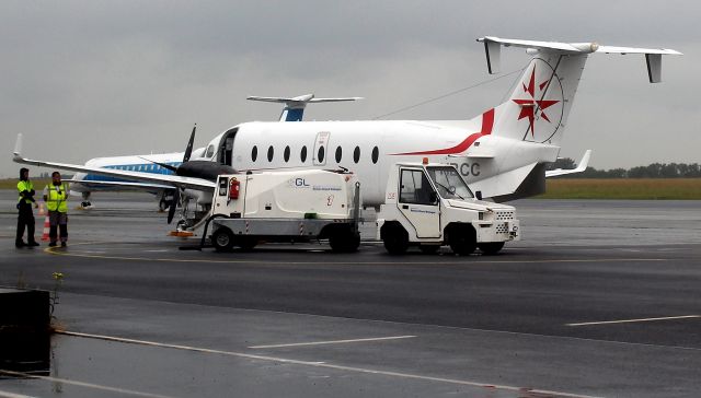 Beechcraft 1900 (F-HBCC) - Aéroport de Rennes-Bretagne, départ vers Bordeaux-Mérignac (BOD), sous une petite pluie.br /Envolée dune heure et cinq minutes, sans histoire.