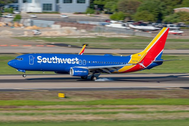 Boeing 737-800 (N8674B)