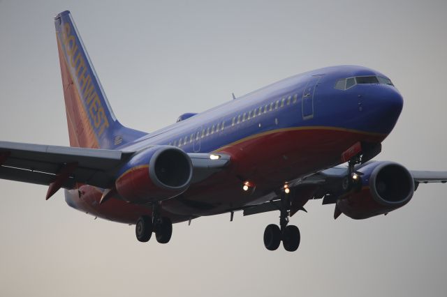 Boeing 737-700 (N7737E)