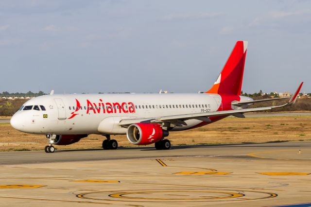 Airbus A320 (PR-OCY) - A320 da Avianca pouso em Petrolina-PE vindo de Salvador-BA e seguindo para Recife-PE no dia 21/10/2018.