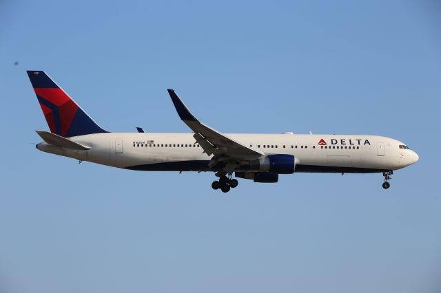 BOEING 767-300 (N182DN)