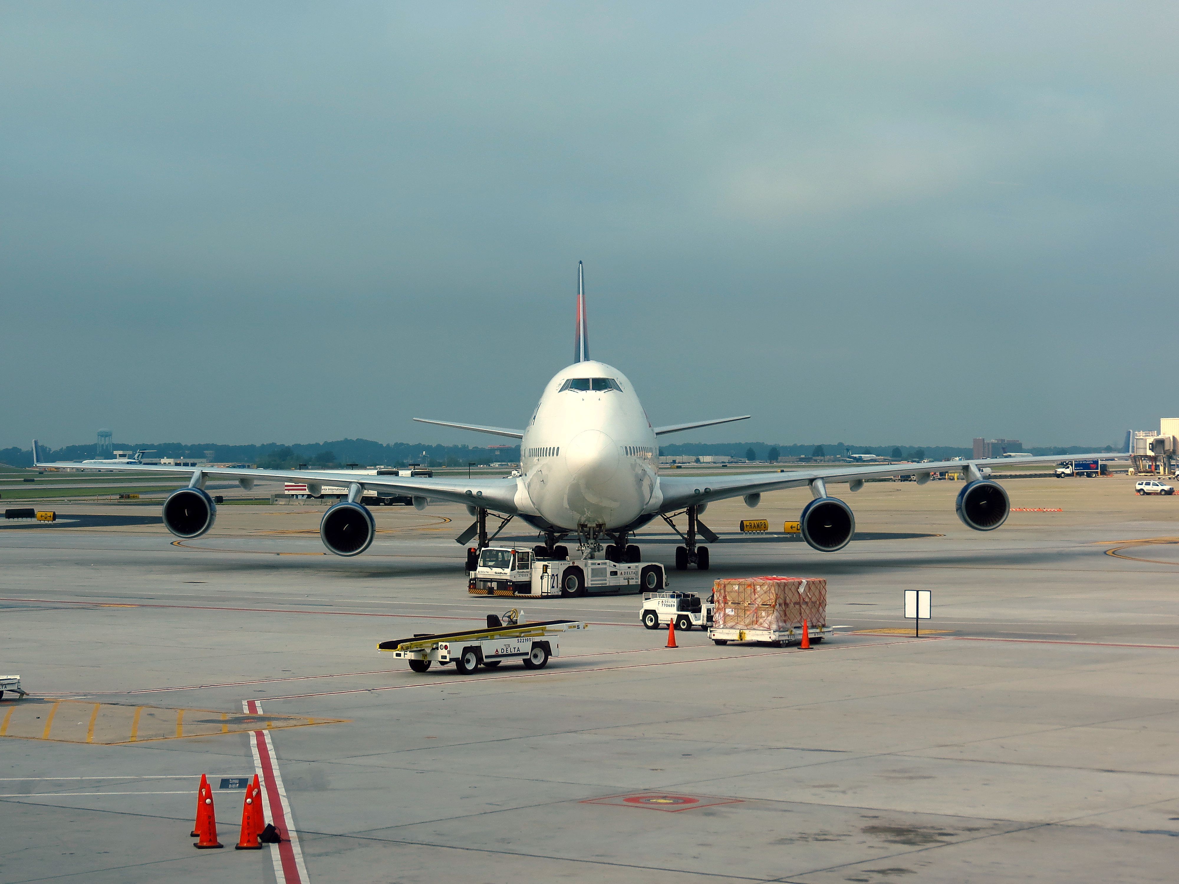 Boeing 747-400 (N664US)