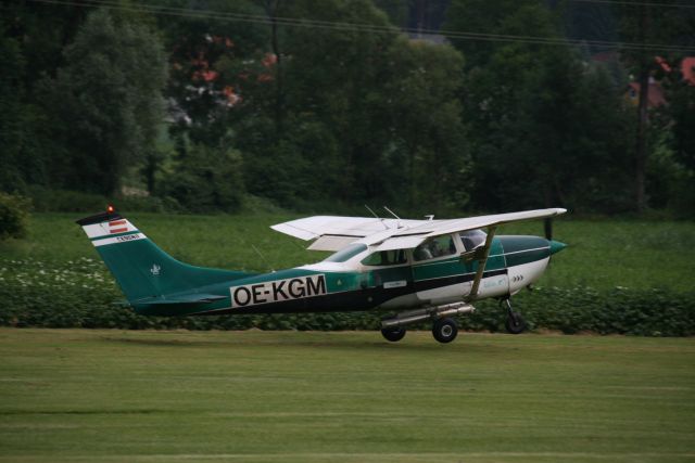 Cessna Skylane (OE-KGM) - Cessna 182L  -  Weiz  -  2012-06-21