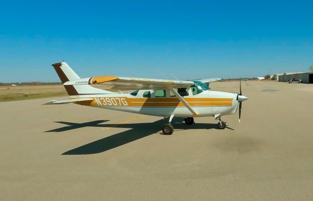 Cessna 206 Stationair (N3907G) - Taxiing to pickup a load of skydivers.