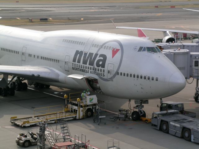 Boeing 747-400 (N662US)