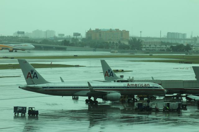 Boeing 757-200 (N603AA) - 092313 North side of D during the rain