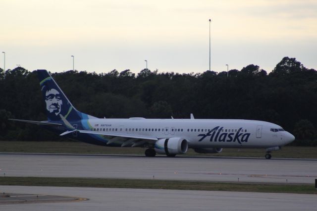 Boeing 737 MAX 9 (N976AK)