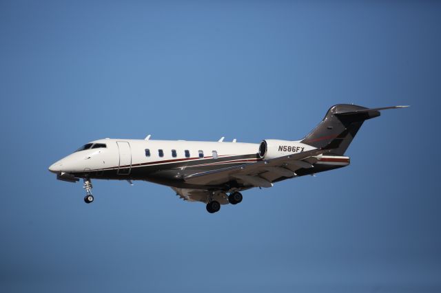 Bombardier Challenger 300 (N586FX)