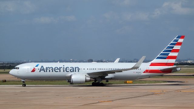 BOEING 767-300 (N390AA)
