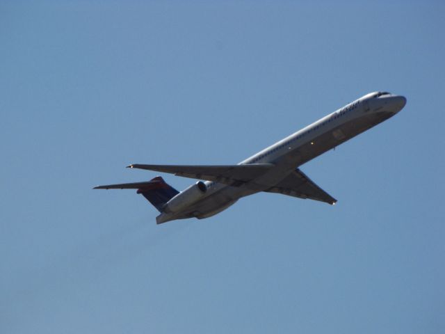 McDonnell Douglas MD-88 (N985DL)