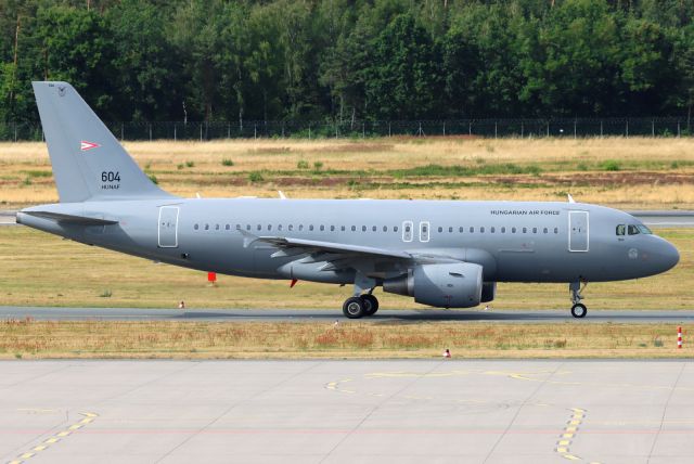 Airbus A319 (HUF604)