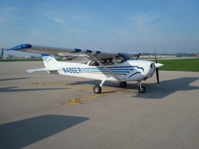 Cessna Skyhawk (N486ER) - East Ramp at KMSN