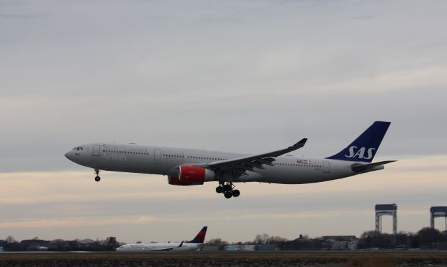 Airbus A330-300 (LN-RKH)