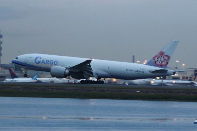 BOEING 777-200LR (B-18771) - JFK weather diversion