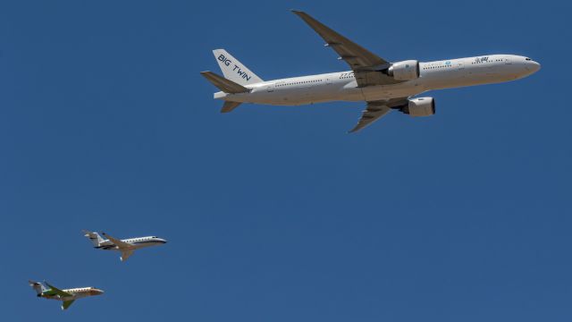 BOEING 777-300ER (N557CC)