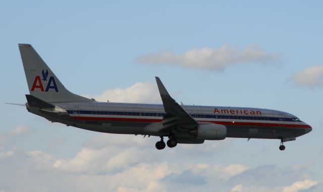 Boeing 737-800 (N860NN)