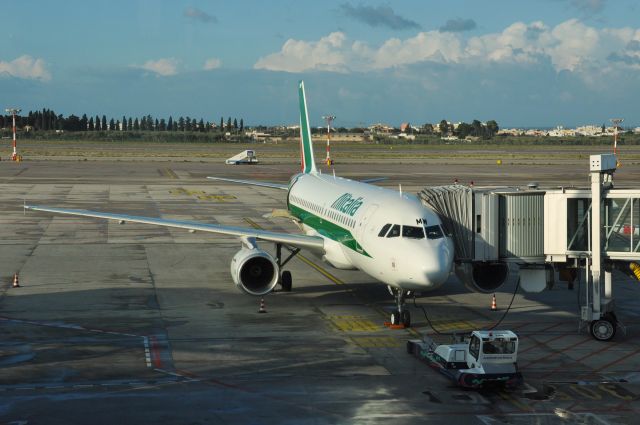 Airbus A319 (EI-IMW) - Alitalia Airbus A319-111 EI-IMW in Bari Airport