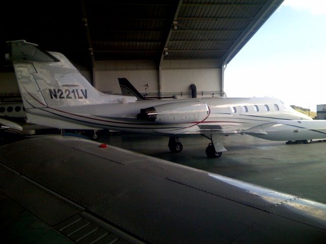 Learjet 25 (N221LV)